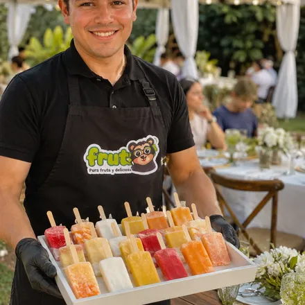 Mesero de FRUTOSO sirviendo una bandeja de paletas surtidas en un evento