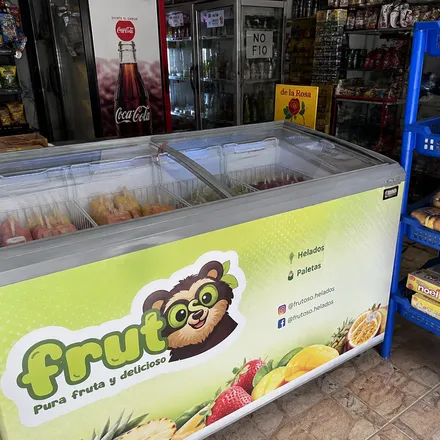 Congelador con paletas Frutoso exhibido en una tienda de barrio aliada